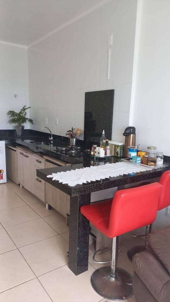 Na Palhoca, Com Vista O Mar, Proximo A Mercados, Padarias E Farmacias. Apartment