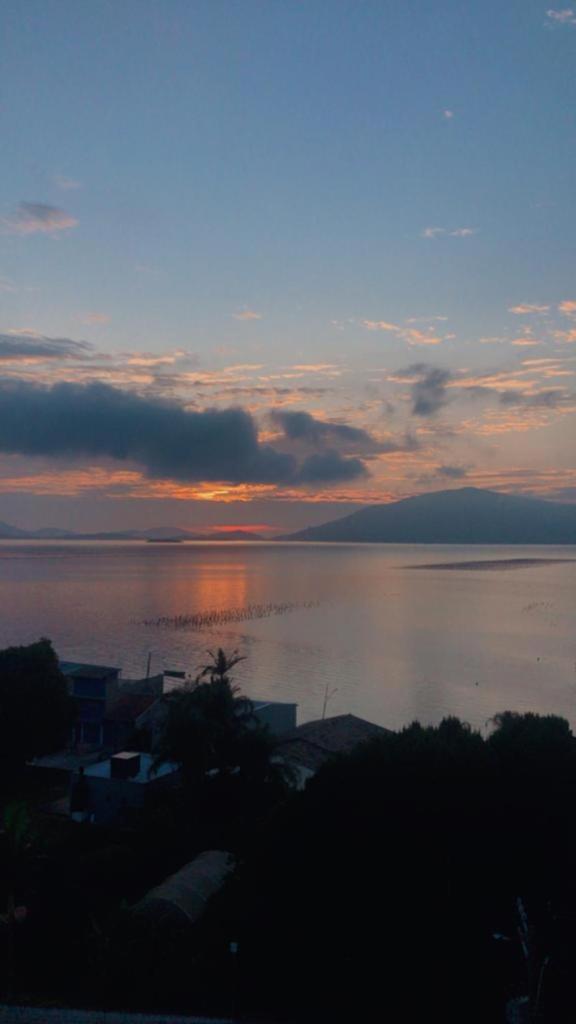 Apartamento Na Palhoca, Com Vista O Mar, Proximo A Mercados, Padarias E Farmacias.